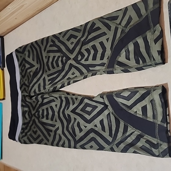 Lululemon Capri leggings size 6 - Picture 8 of 8